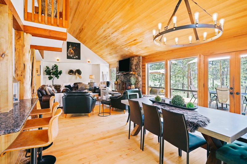 Dining Area With Breakfast Bar