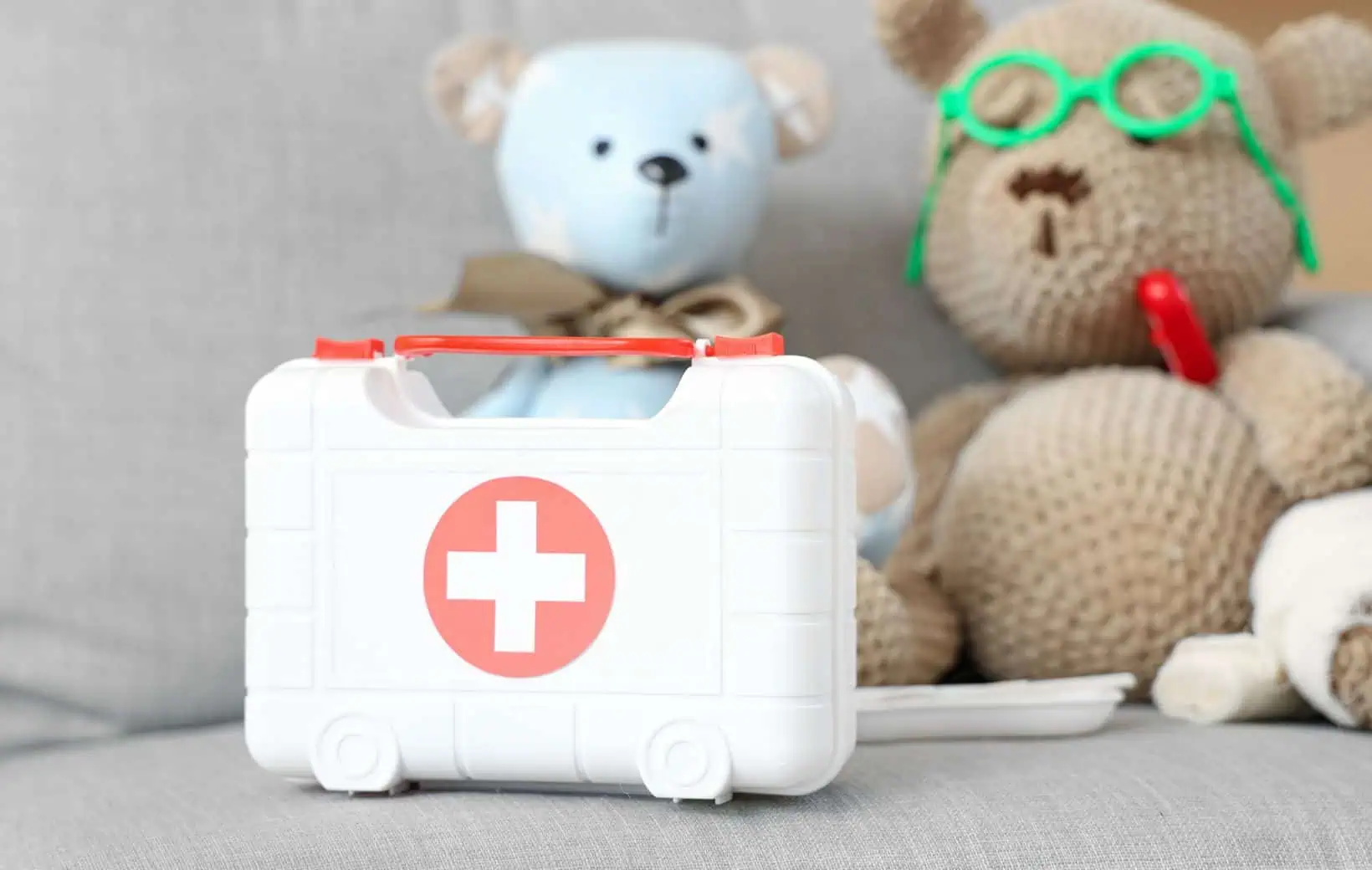 Teddybären mit Kinder-Arztkoffer Teddybären mit Kinder-Arztkoffer