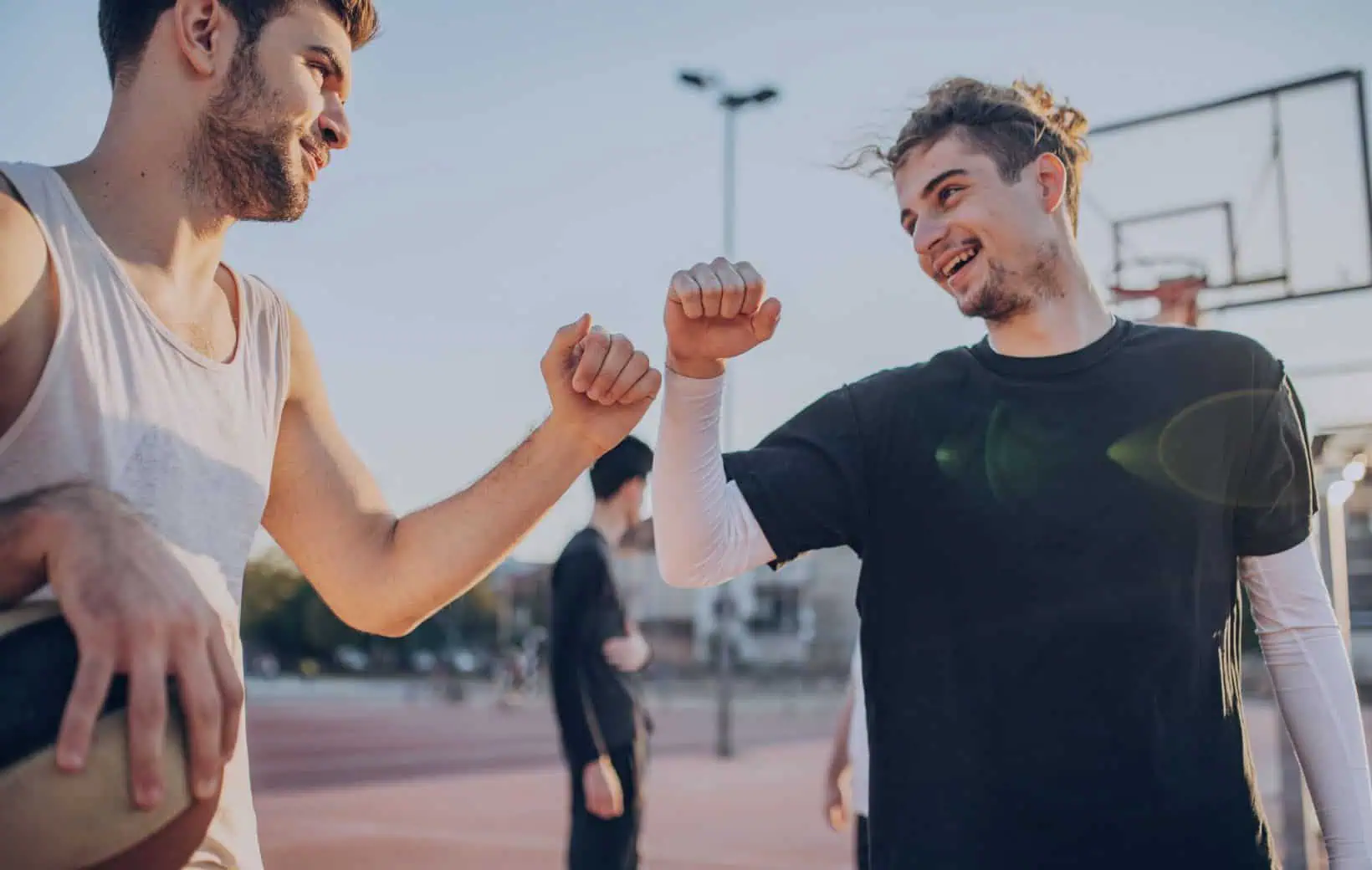 Zwei Basketballer begrüßen sich freundschaftlich. Zwei Basketballer begrüßen sich freundschaftlich.