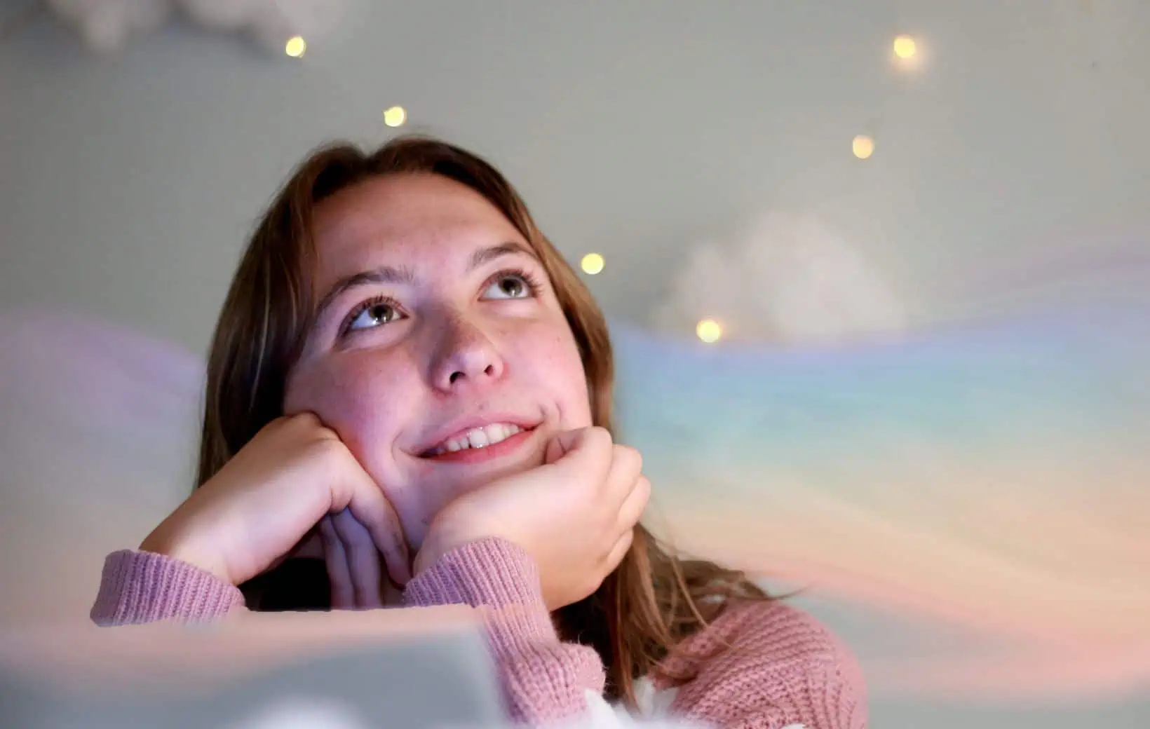 Mädchen visualisiert entspannt ihren Traum. Mädchen visualisiert entspannt ihren Traum.
