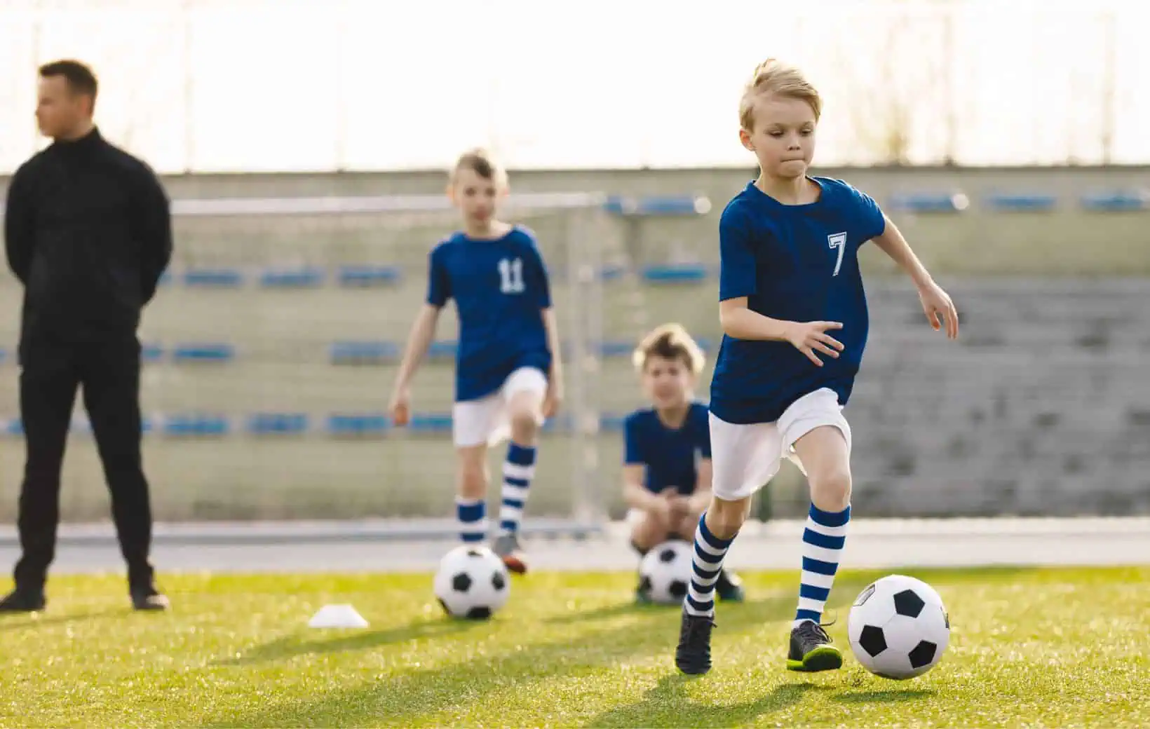 Kinder spielen begeistert Fußball.