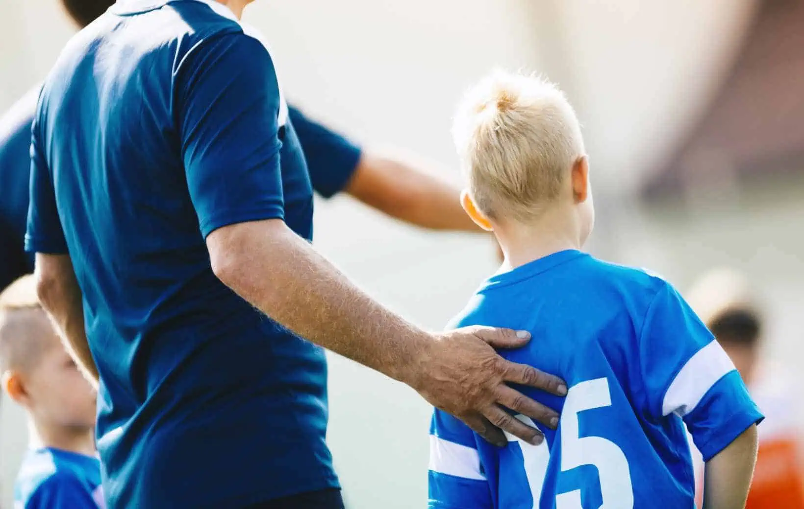 Trainer unterstützt Spieler mit freundlicher Geste. Trainer unterstützt Spieler mit freundlicher Geste.