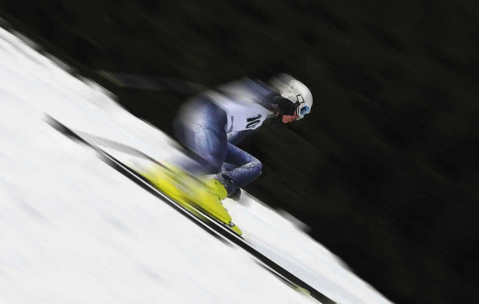 Skifahrer Rast den Hang runter. Skifahrer Rast den Hang runter.