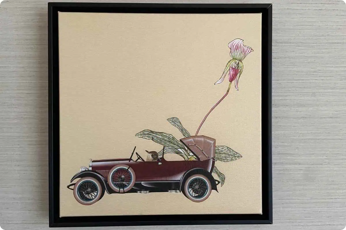 Bild eines roten Oldtimers mit Blume.