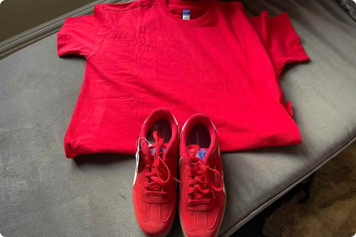 Rotes T-Shirt und rote Sneaker