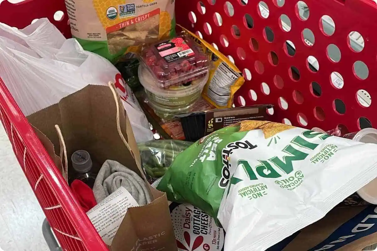 Einkaufswagen mit verschiedenen Produkten darin.