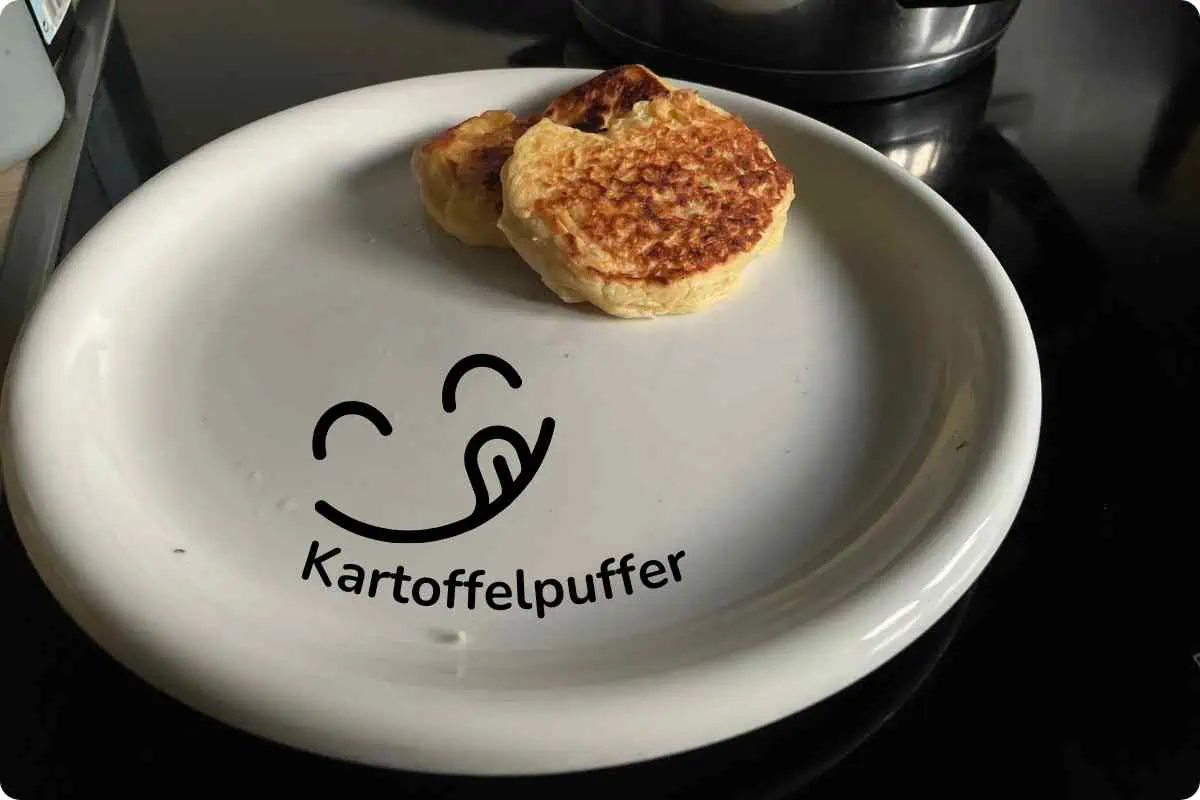 Weißer Teller mit Kartoffelpuffer
