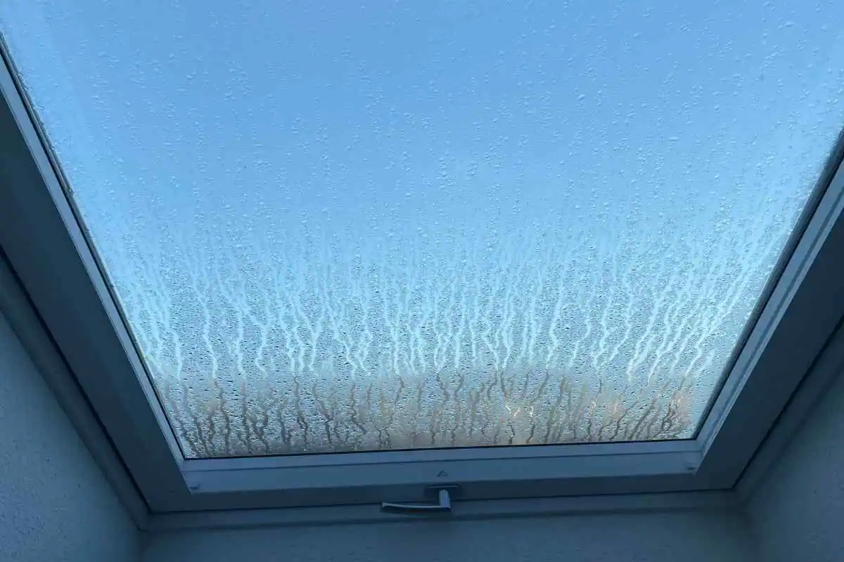Spuren von Regentropfen auf Dachfenster.