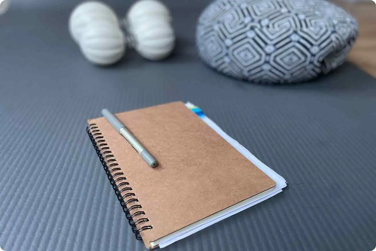 Journal auf Yogamatte