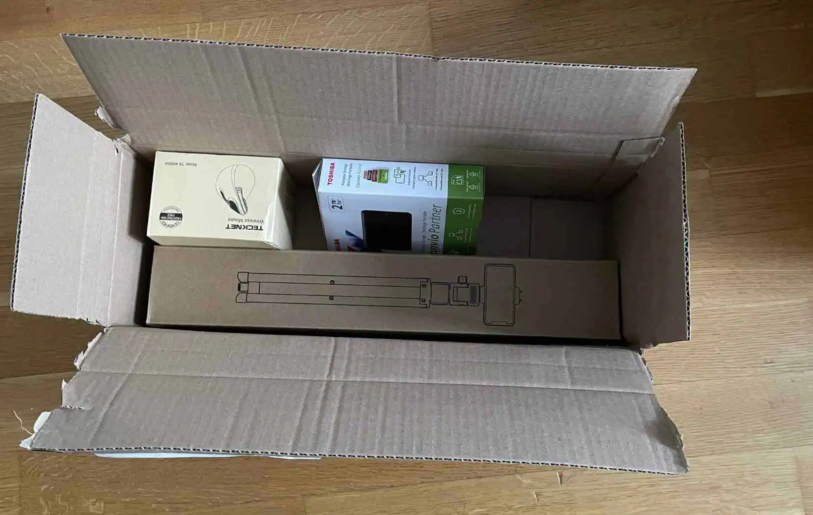 Paket geöffnet mit verschiedenen kleineren Produktpäckchen drin. Paket geöffnet mit verschiedenen kleineren Produktpäckchen drin.