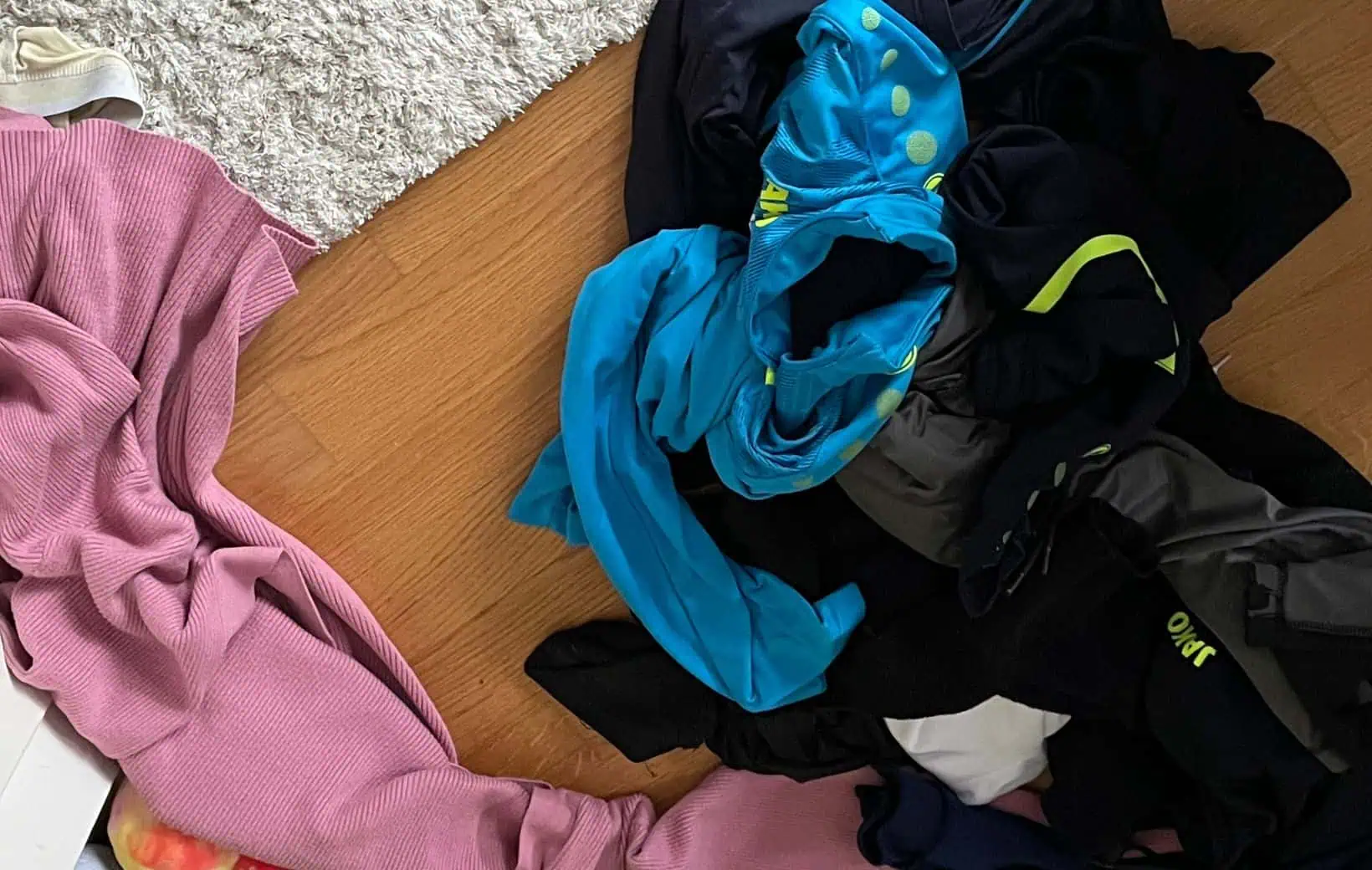 Kleidungsstücke verstreut auf Zimmerboden Kleidungsstücke verstreut auf Zimmerboden