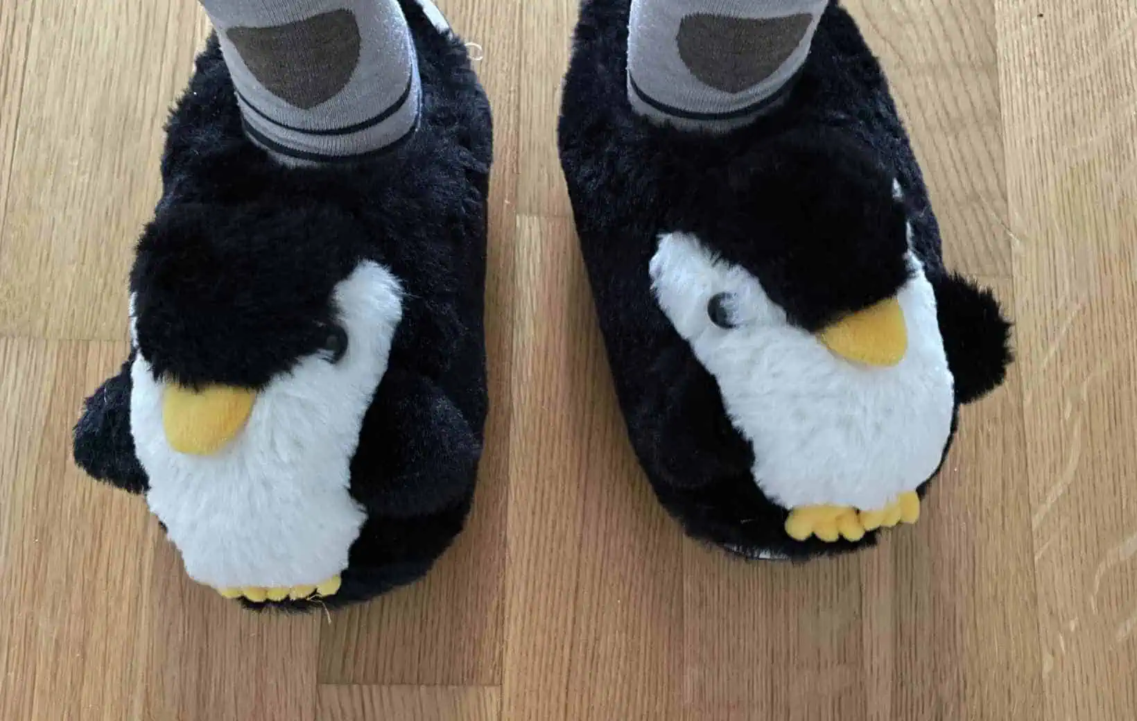 Hausschuhe mit Punguin obendrauf aus Plüsch. Hausschuhe mit Punguin obendrauf aus Plüsch.
