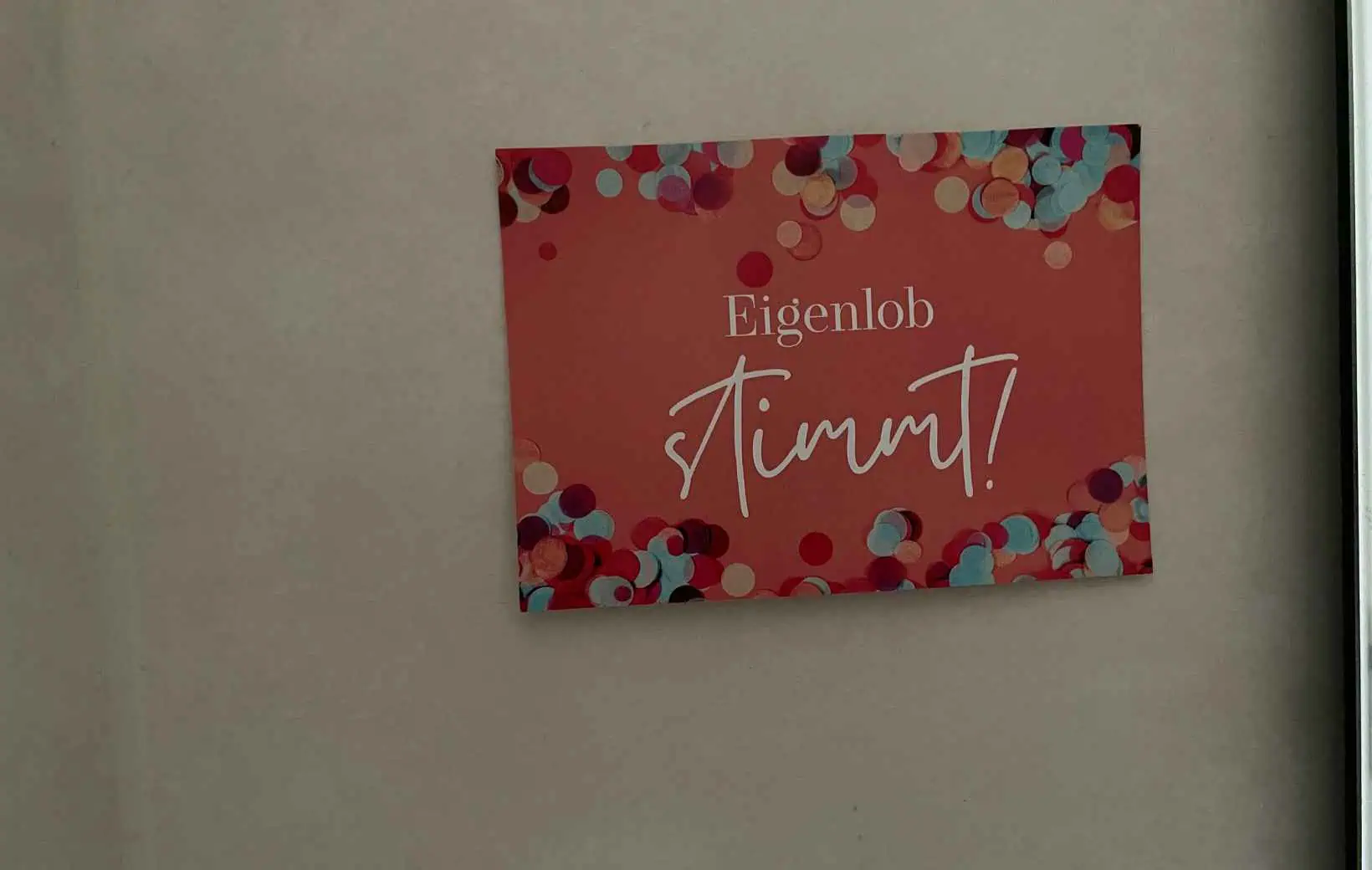 Postkarte mit Schrift Eigenlob stimmt Postkarte mit Schrift Eigenlob stimmt