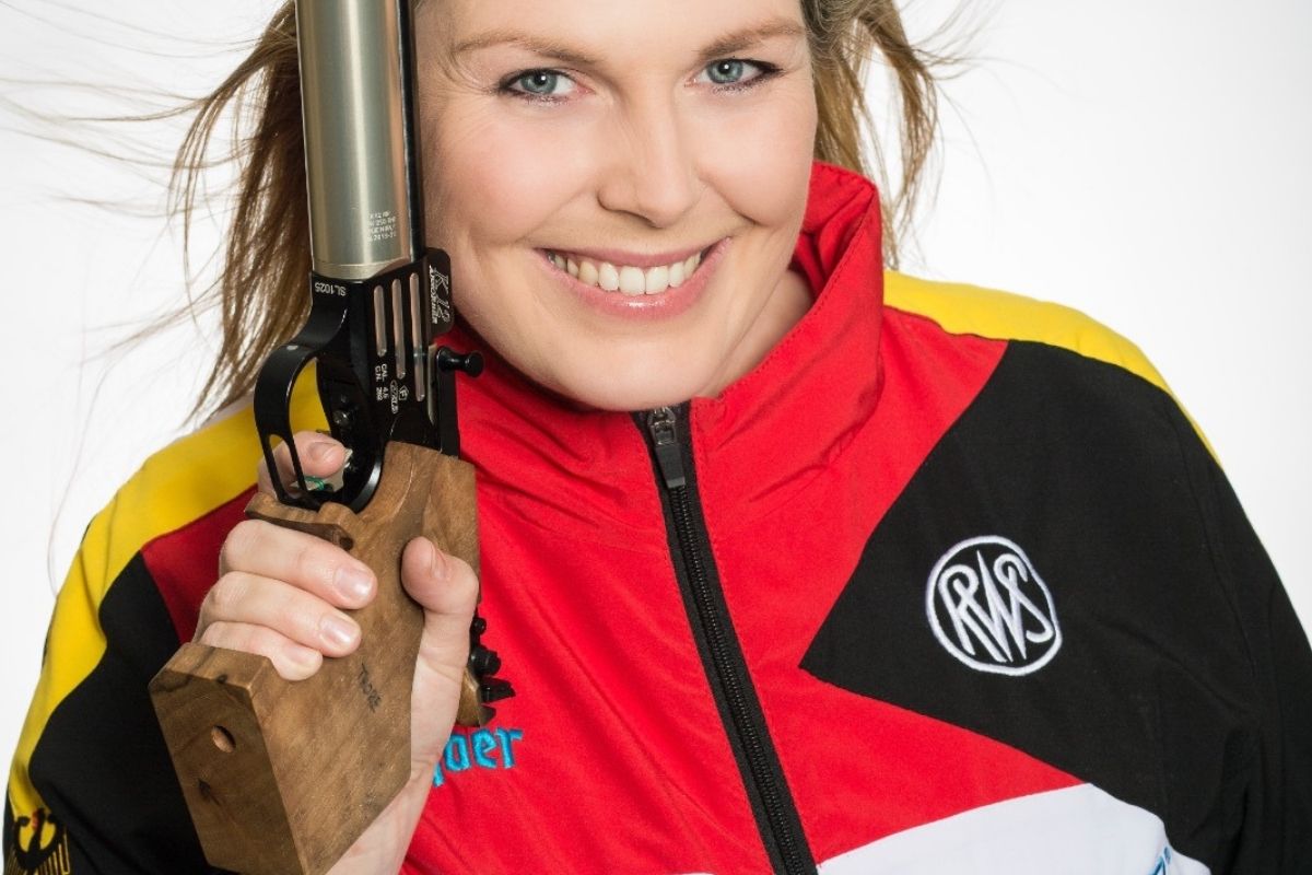Sportschützin und dreifache Europameisterin Stefanie Thurmann im Deutschland-Outfit mit Pistole