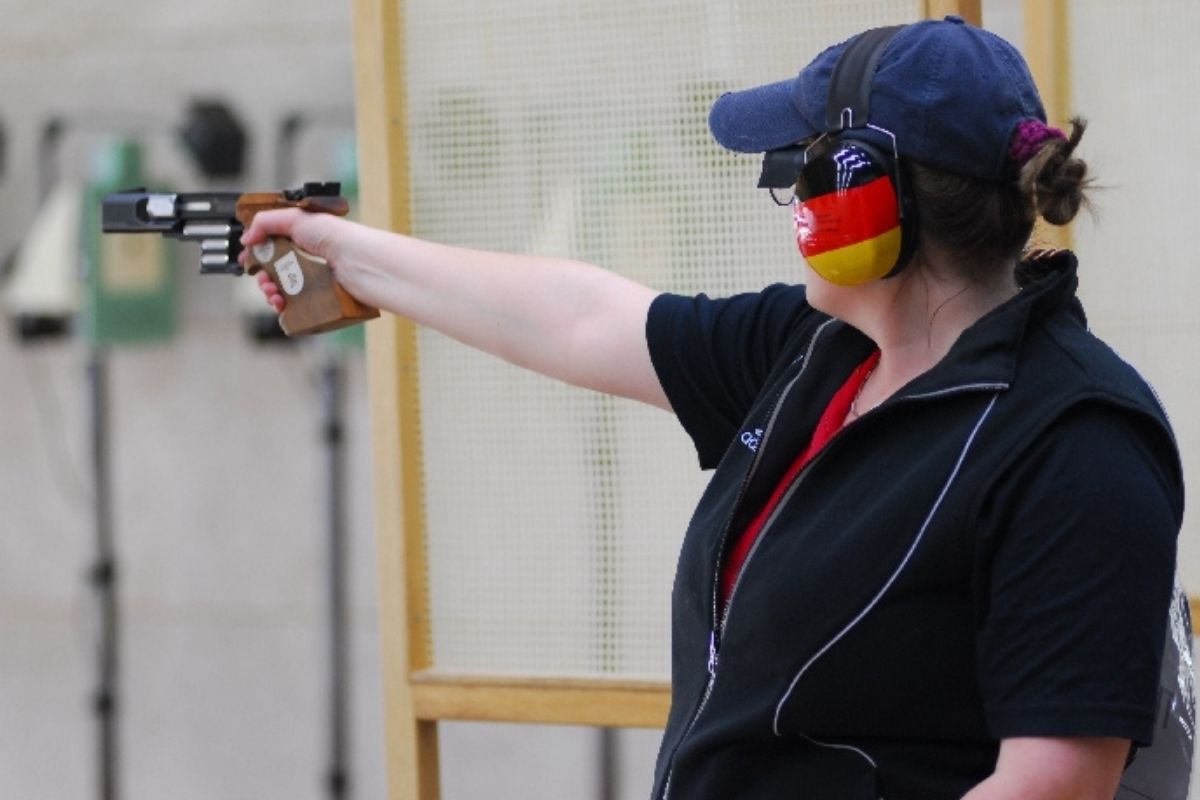 Sportschützin Stefanie Thurmann am Schießstand