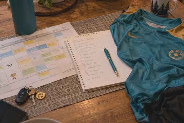 Tisch mit Autoschlüssel, Listen, Essen, Kalender