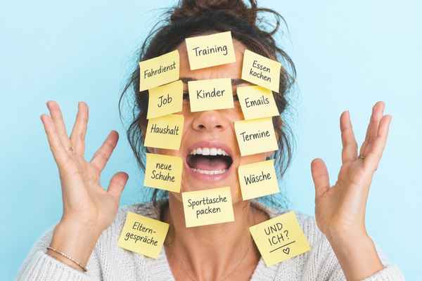 Mutter schreit verzweifelt und hat lauter Postits mit Aufgaben auf dem Gesicht. Mutter schreit verzweifelt und hat lauter Postits mit Aufgaben auf dem Gesicht.