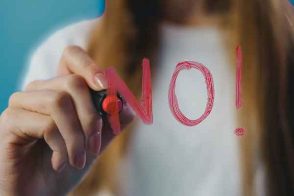 Frau schreibt No mit Lippenstift Frau schreibt No mit Lippenstift