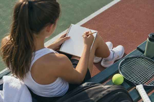 Tennisspielerin mit Notizbuch macht Analyse