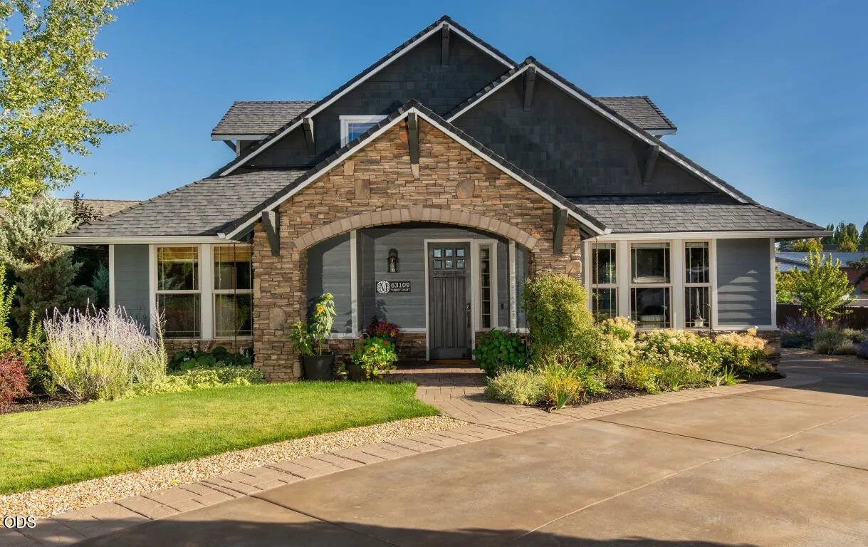 Beautiful home exterior used as lifestyle imagery for Sho-Me Real Estate in Mansfield Missouri