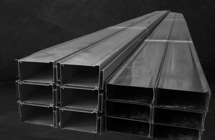 Perfiles montantes y soleras de acero galvanizado apilados