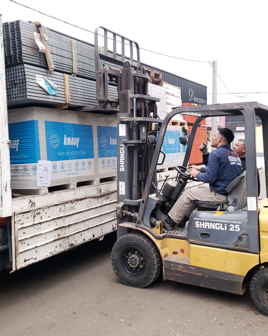 Descarga de placas de yeso y perfiles con autoelevador