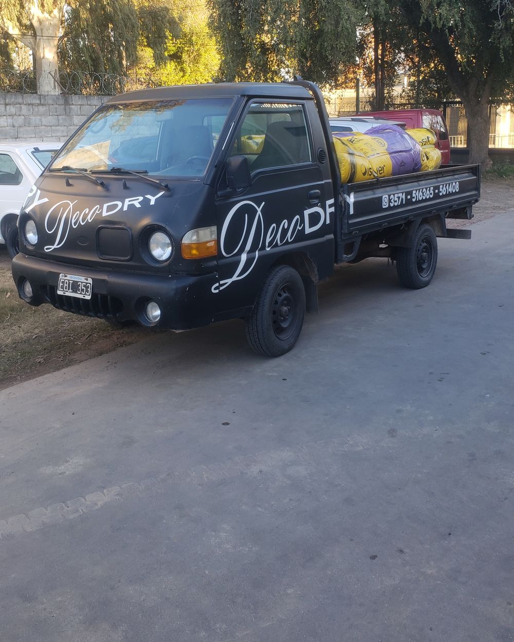 Camioneta de reparto DecoDry cargada con materiales