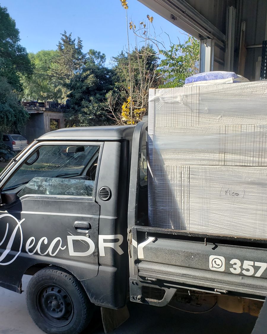 Camioneta DecoDry con placas embaladas lista para salir
