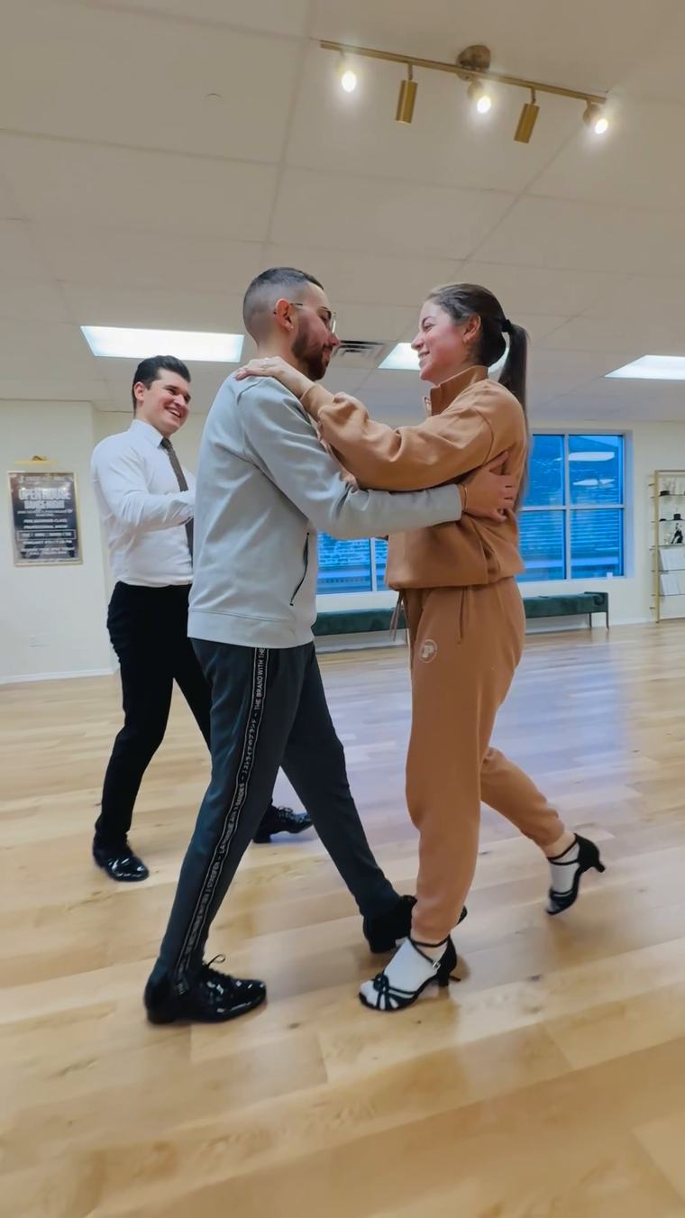 A couple dancing in a lesson loading=