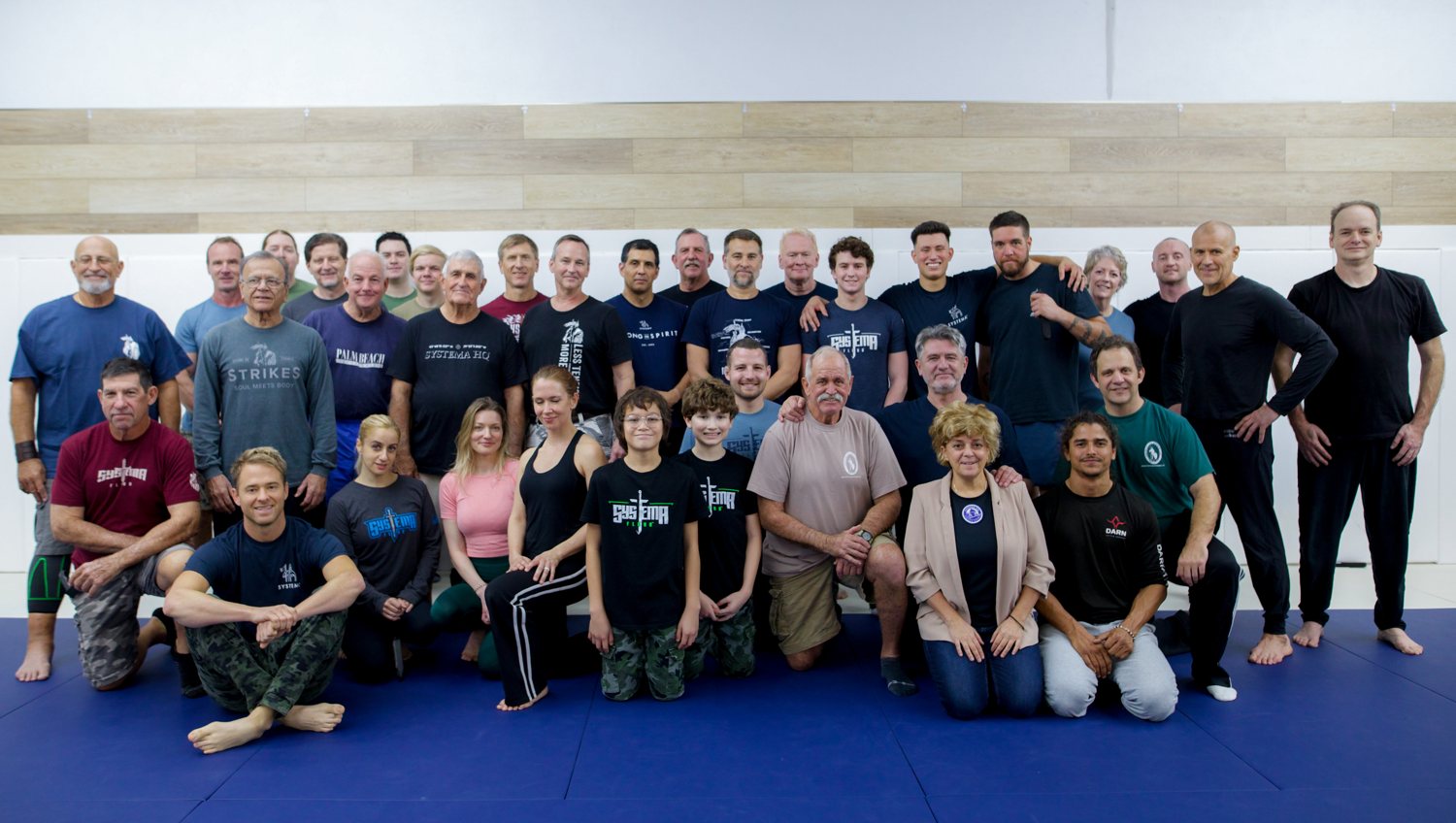 Group photograph of everyone who attended the seminar, on the mat