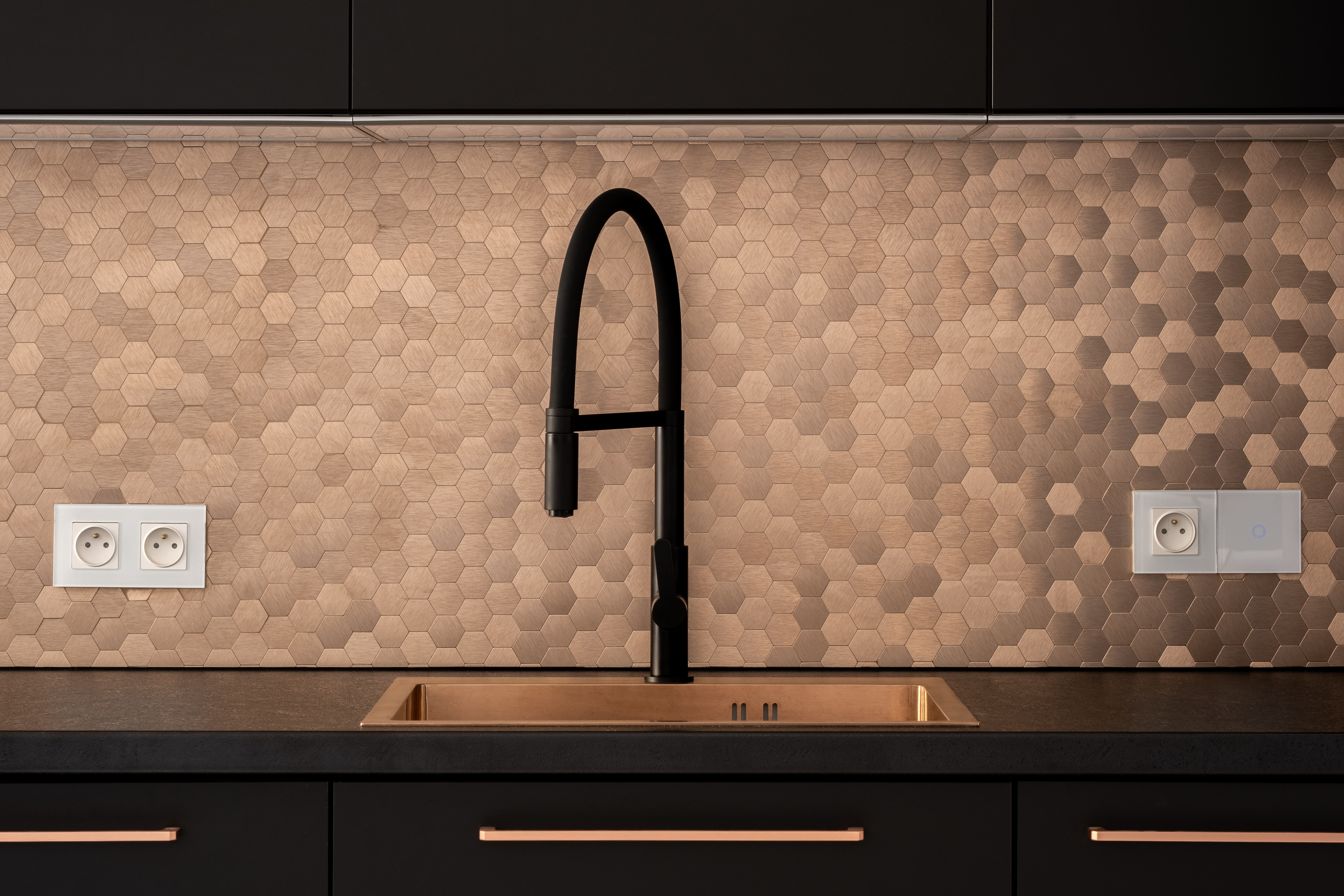 Modern kitchen backsplash with under-cabinet lighting, black faucet and updated finishes