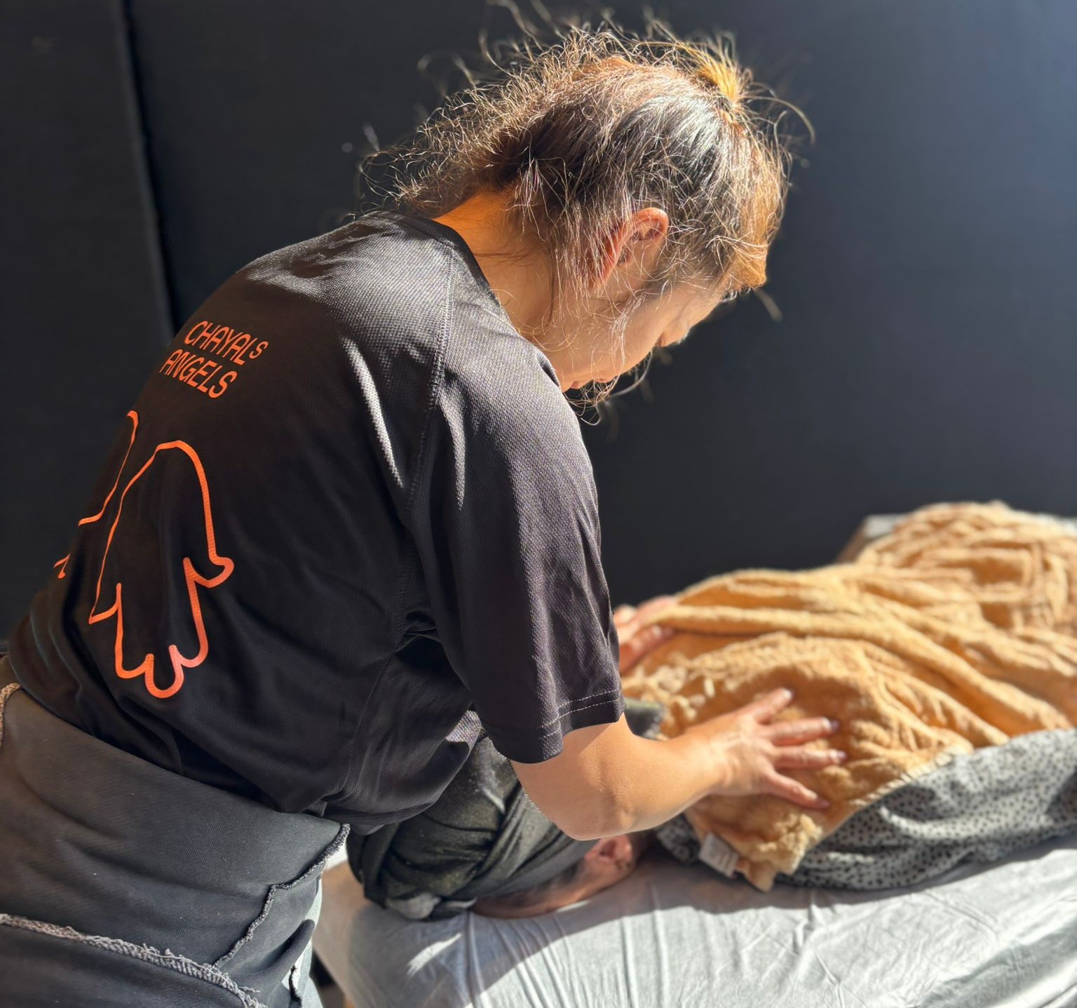 Volunteer practitioner working on base with an IDF soldier