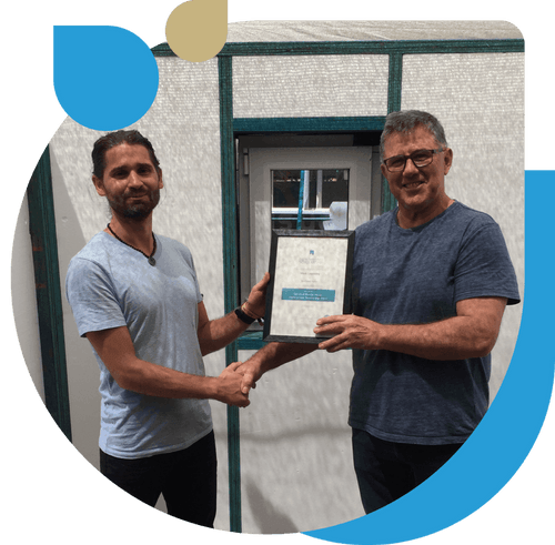Daniel Kress presenting a Passivhaus Tradesperson certificate to a graduate
