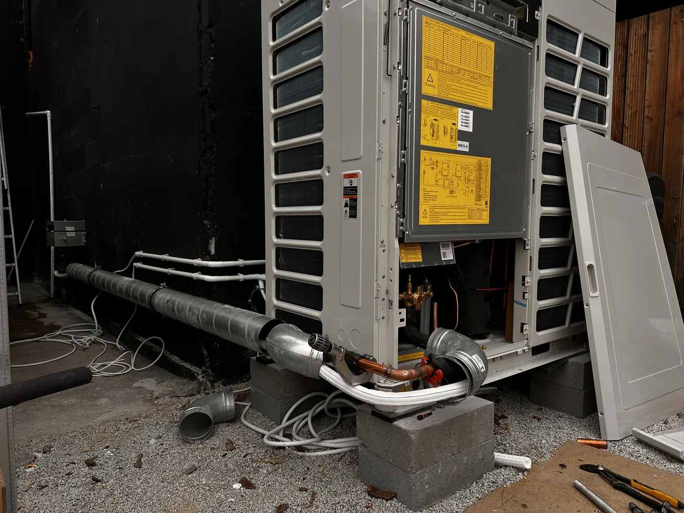 Jednostka zewnętrzna z poprowadzoną instalacją
