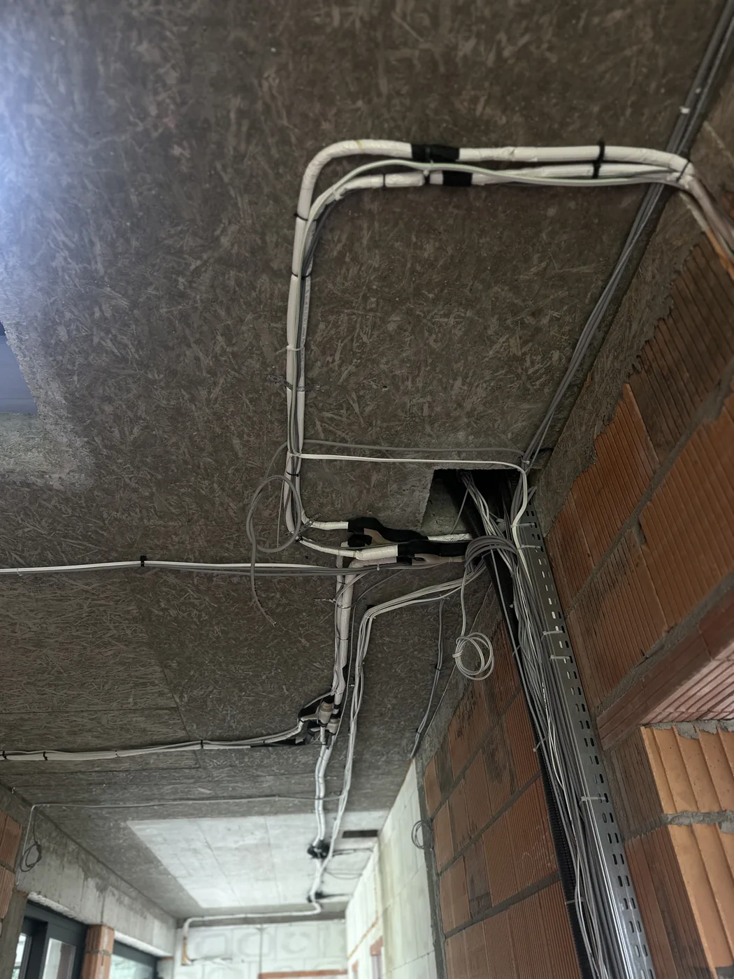 Instalacja chłodnicza prowadzona pod stropem