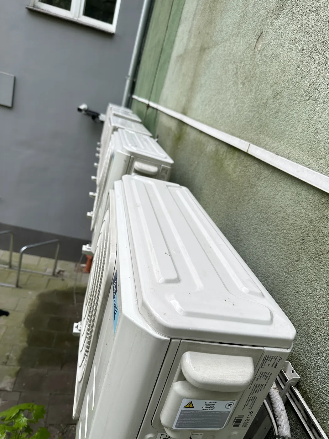 Jednostka zewnętrzna klimatyzatora na ścianie budynku