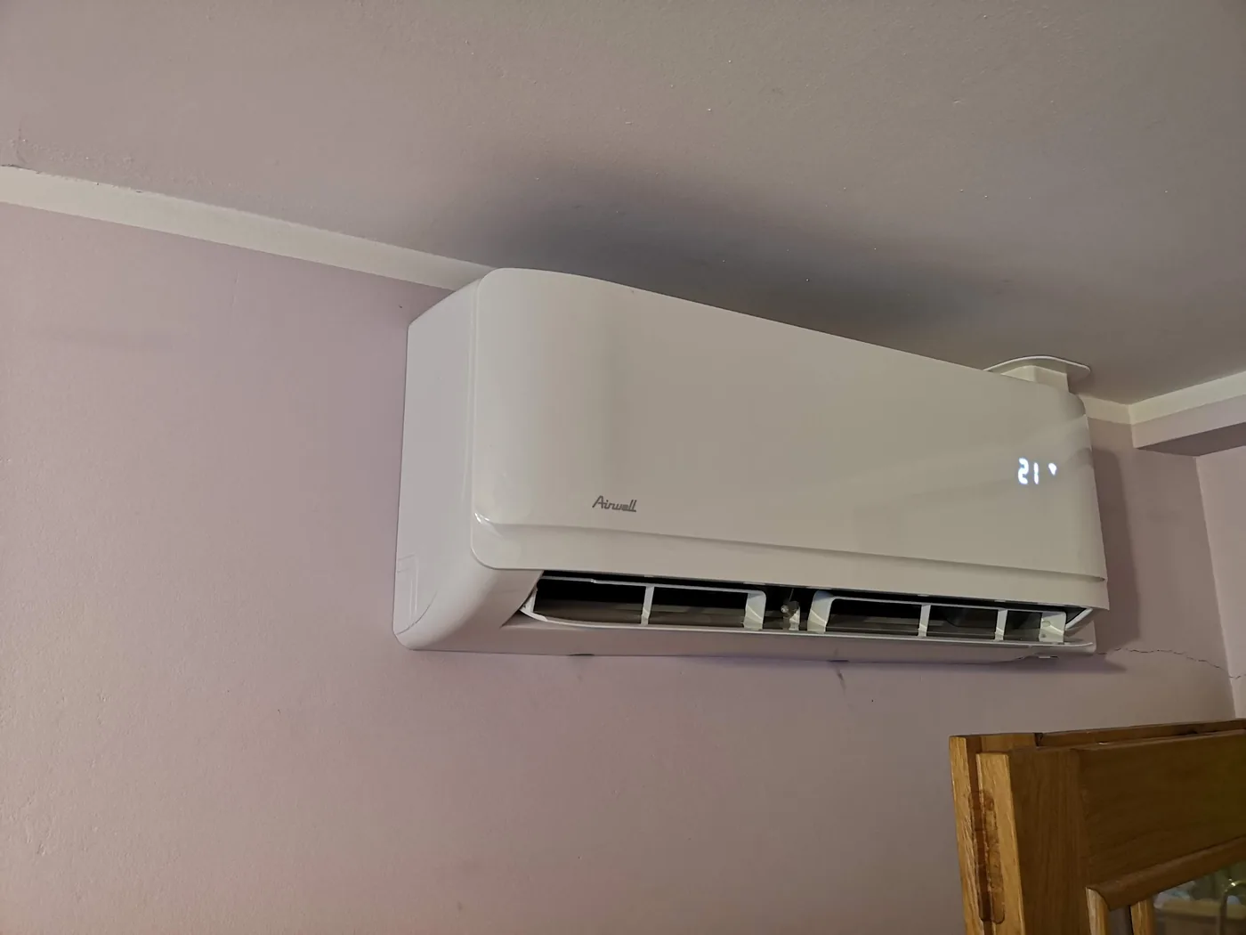 Klimatyzator ścienny zamontowany w pokoju