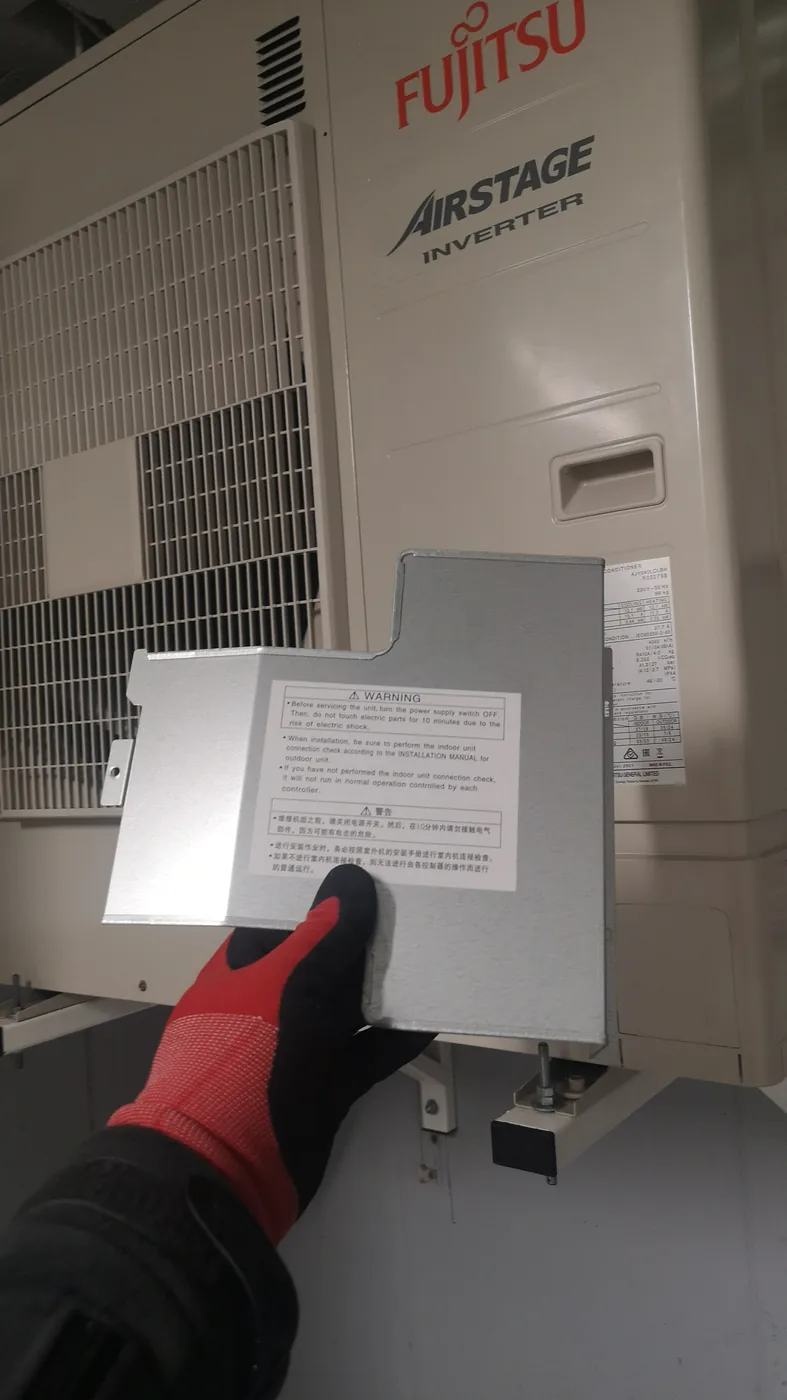 Jednostka Fujitsu podczas montażu