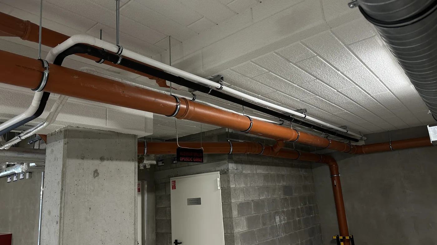 Instalacja poprowadzona pod stropem garażu