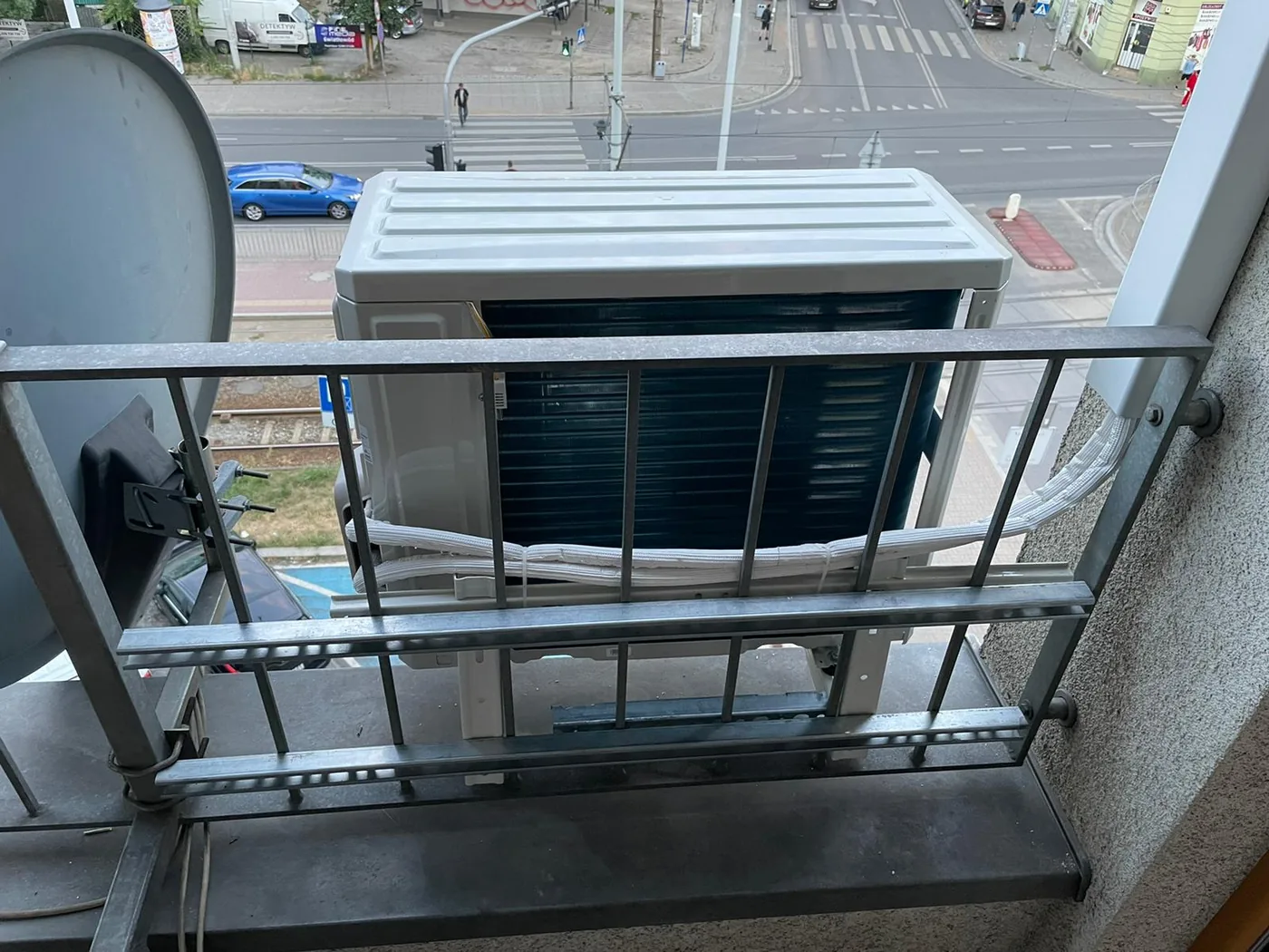 Jednostka zewnętrzna zamontowana na balkonie