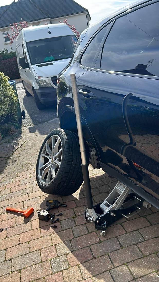 Mobile tyre fitting in Reading, fitting 1