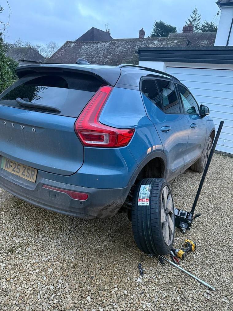 Mobile tyre fitting in Reading, volvo tyre