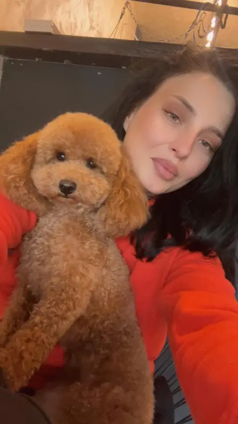 Natalia, groomer și proprietara Moft Canin, cu un pudel toy după tuns