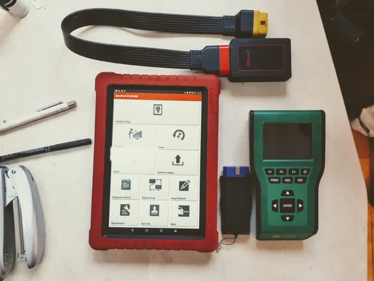 Tester de diagnoză auto cu tabletă și cablu OBD, folosit în atelierul din Timișoara