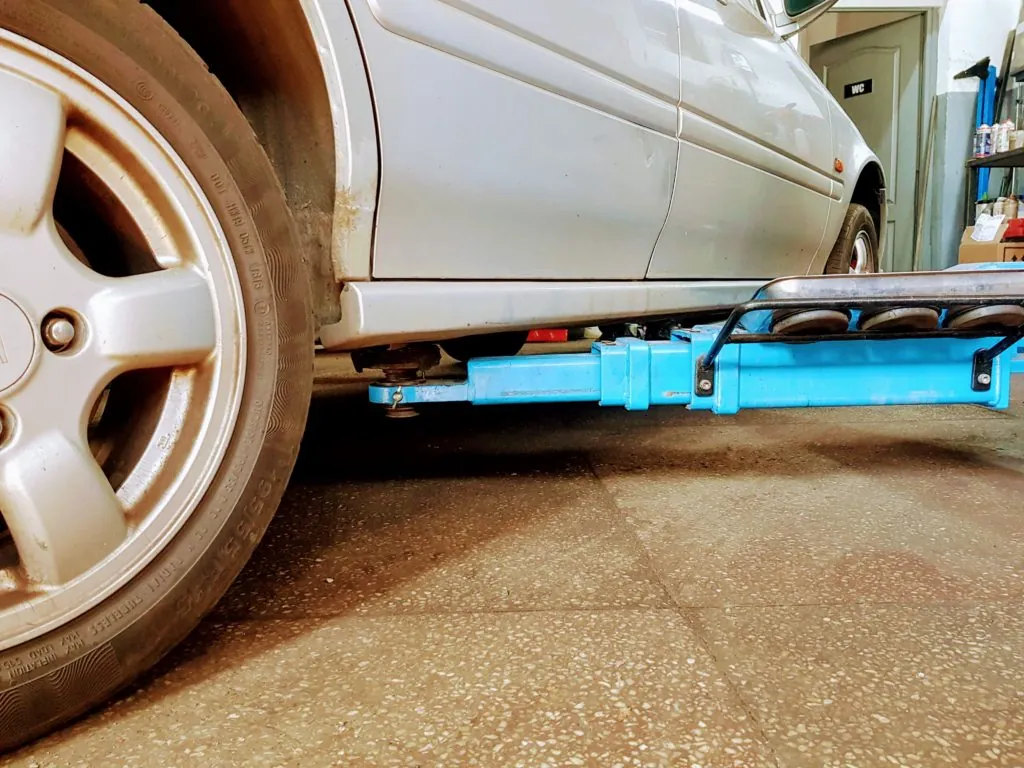 Mașin&abreve; pe elevator, cu roata la vedere, preg&abreve;tit&abreve; pentru verificare