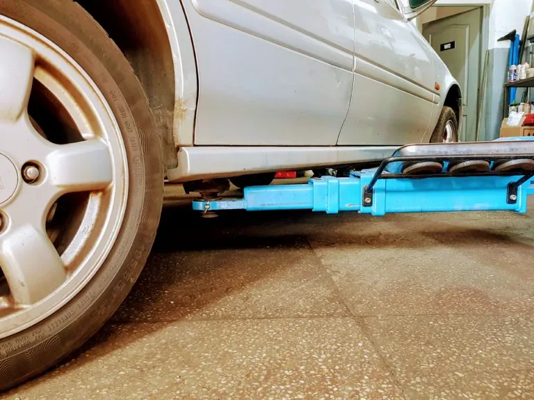 Mașin&abreve; pe elevator, cu roata la vedere, preg&abreve;tit&abreve; pentru verificare