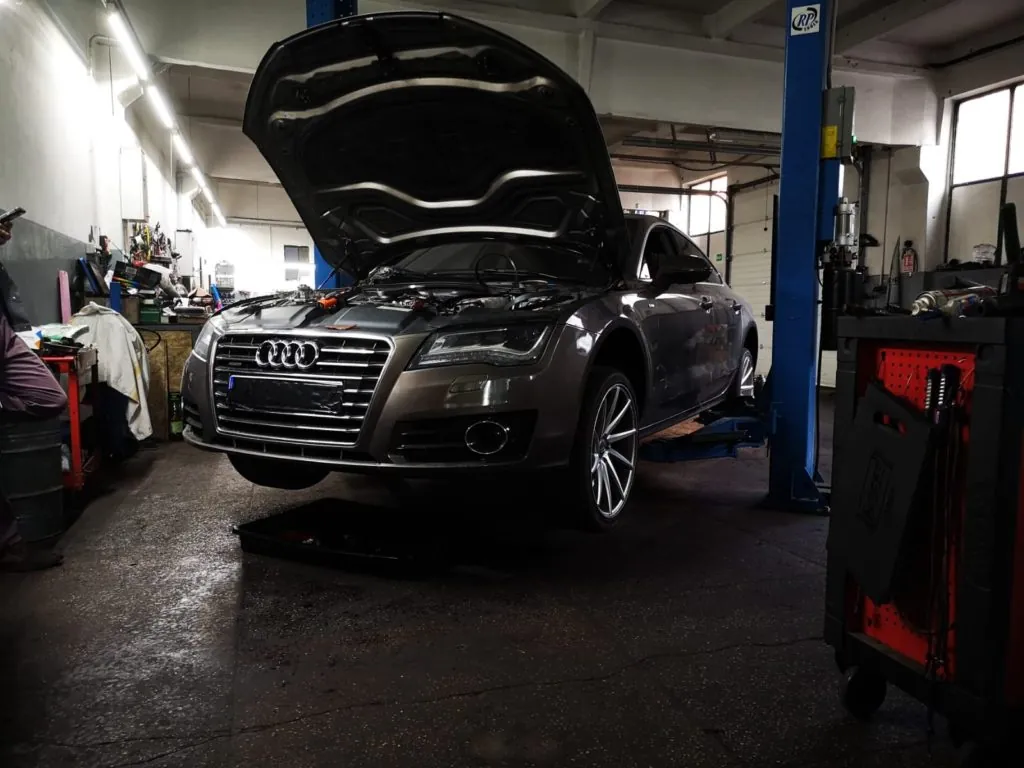 Audi cu capota deschis&abreve; &icirc;n atelierul AS Full Service din Timișoara