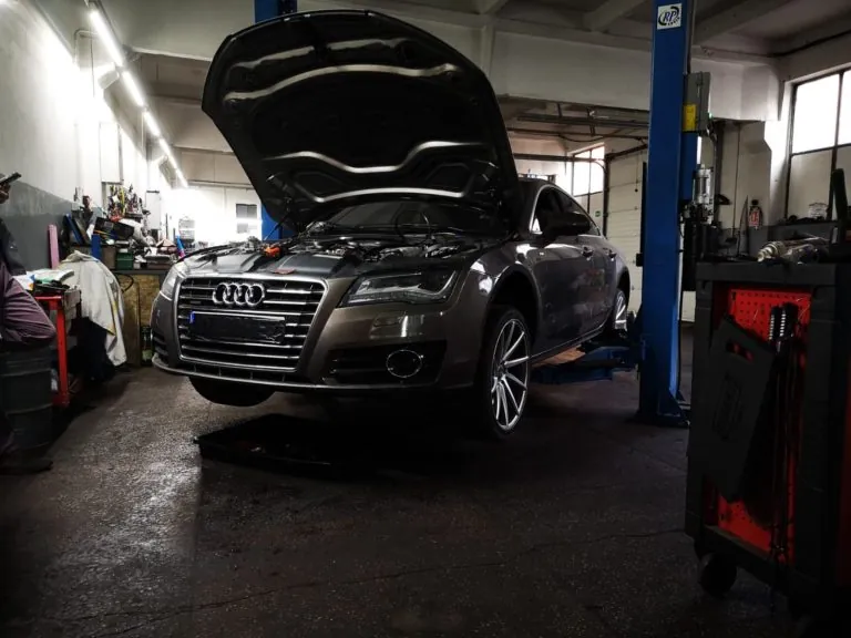Audi cu capota deschis&abreve; &icirc;n atelierul AS Full Service din Timișoara
