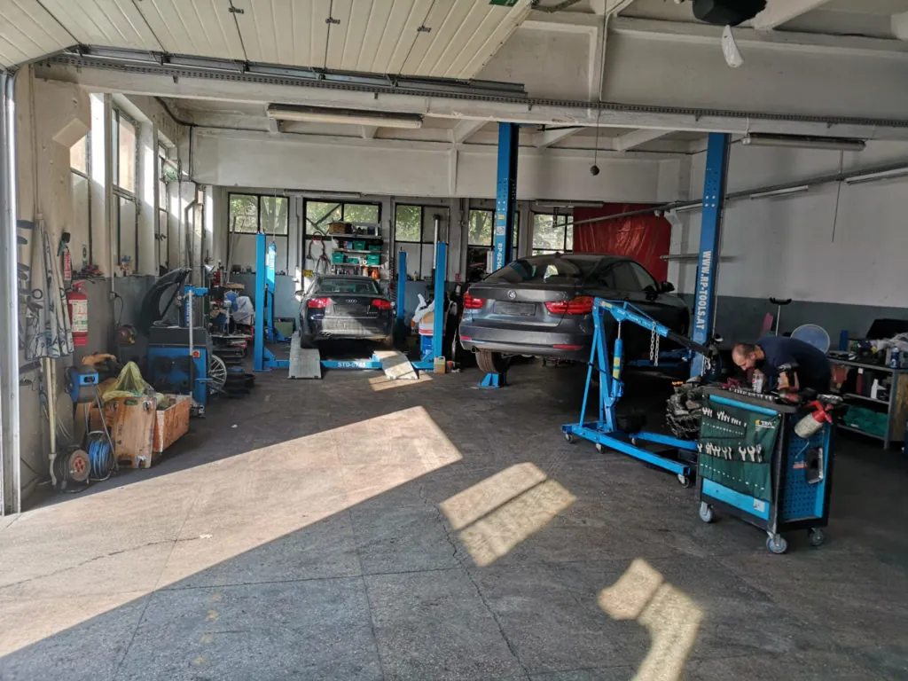 Interiorul atelierului AS Full Service din Timișoara, cu elevatoare și scule