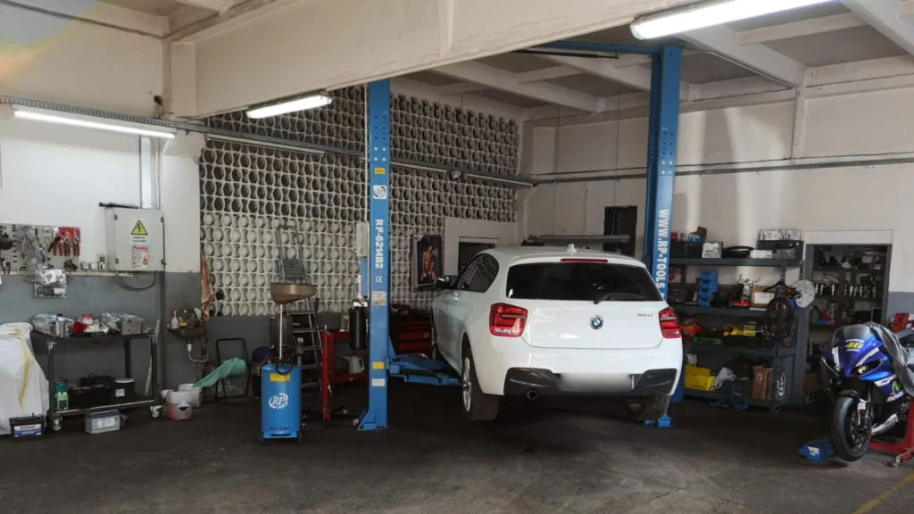 Atelierul AS Full Service din Timișoara, cu elevatoare și mașini &icirc;n lucru